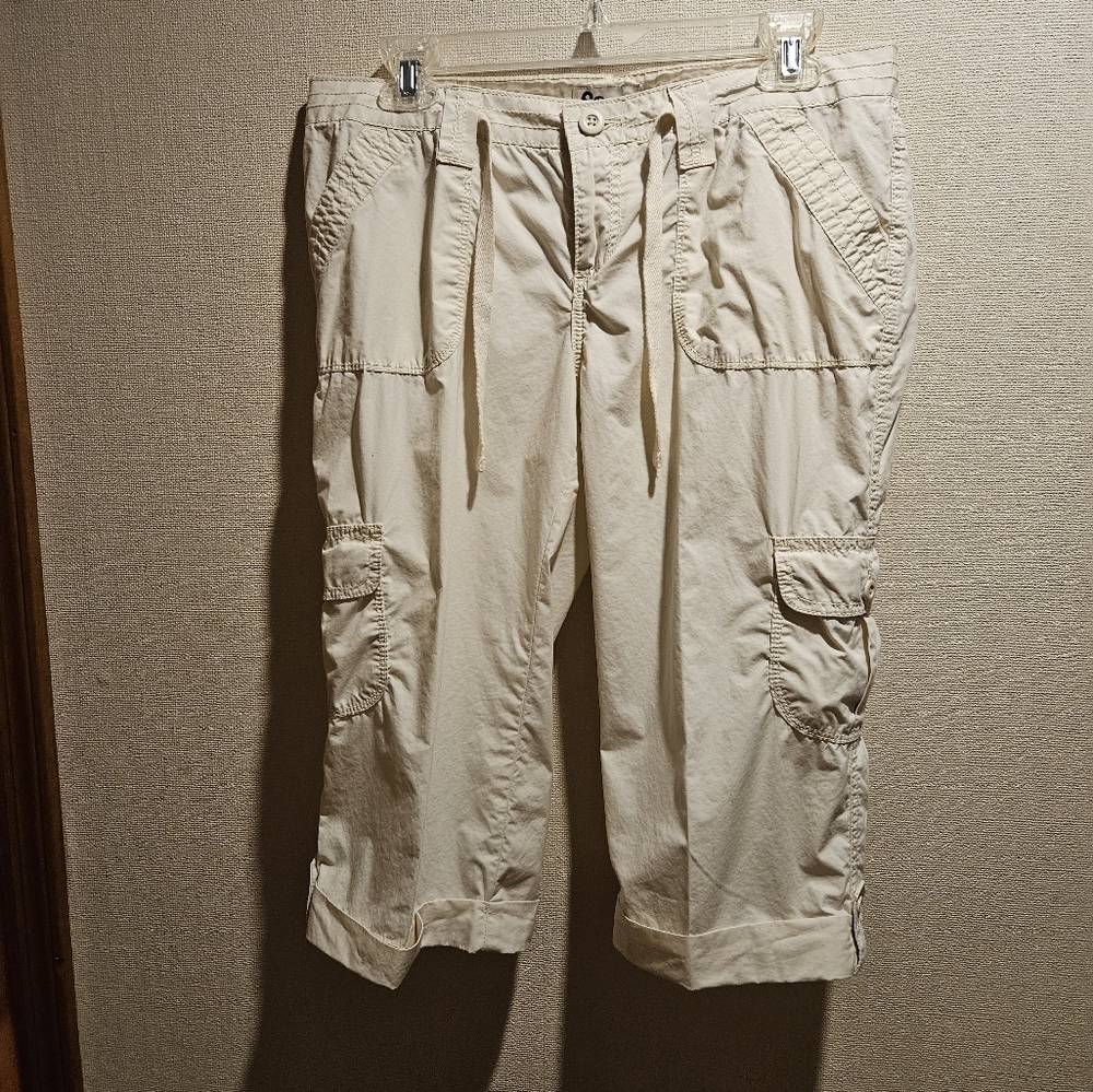 SO Women's Capri shorts, Size 9, light beige